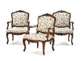 paire de fauteuils en noyer de style Louis XV avec assises rembourrées