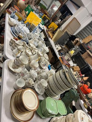 plusieurs assiettes et bols posés sur une table dans une pièce