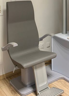 une chaise qui se trouve dans le coin d'une pièce
