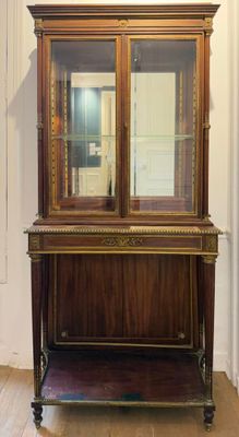 un meuble en bois surmonté d'une porte en verre