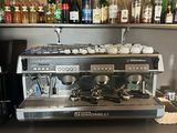 une photo d'une machine à café posée sur un plan de travail dans une cuisine