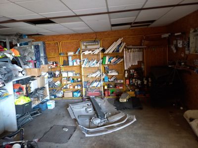 un garage dont le sol est encombré d'objets