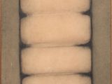 une image représentant un tableau dans un cadre en bois, sur lequel figure une peinture en noir et blanc représentant une pile de beignets