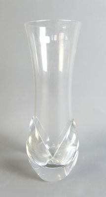 un vase en verre transparent avec un nœud autour de la base