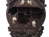 une armoire en bois surmontée d'un miroir