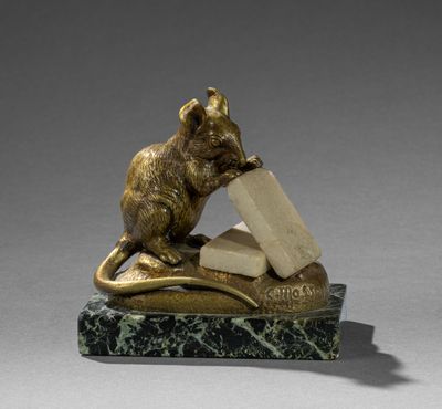 figurine en bronze représentant une souris tenant un morceau de fromage