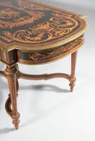 Table de milieu en bois noirci et marqueterie de rinceaux, t… (photo 3)