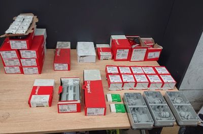 de nombreux appareils électroniques de toutes sortes posés sur une table