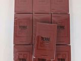 un gros plan sur une pile de boîtes rouges posées sur une surface blanche