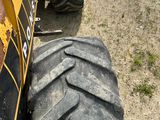 un tracteur qui est à l'arrêt dans la boue
