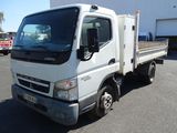 un camion blanc garé dans un parking