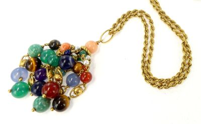 une chaîne en or à laquelle est accroché un collier multicolore