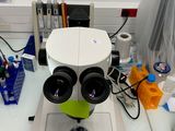 a microscope that is sitting on top of a table