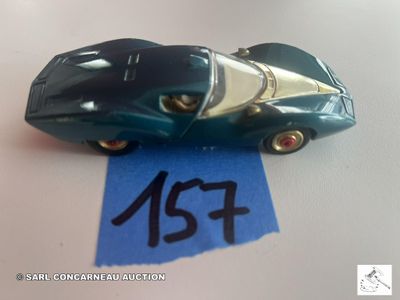 une petite voiture posée sur une feuille de papier bleue