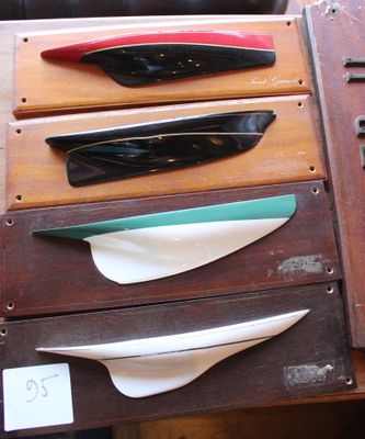 une pile de planches de surf posées sur une table, avec une étiquette de prix