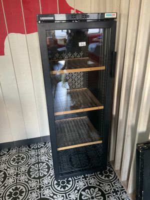 une cave à vin posée dans un coin de la pièce
