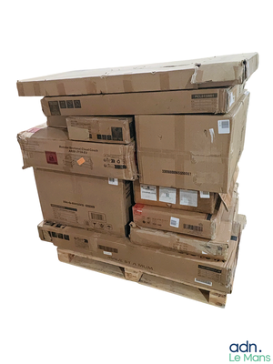 des cartons empilés les uns sur les autres sur une palette
