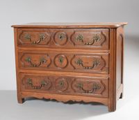 Commode en bois fruitier mouluré ouvrant par trois tiroirs, …