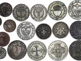 une image représentant une collection de pièces anciennes sur fond blanc