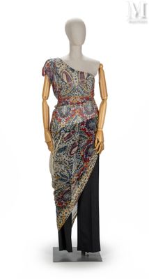 une photo d'un mannequin vêtu d'une robe multicolore