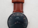 a picture of a wrist watch with a black dial