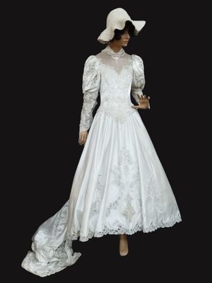 une photo d'une femme vêtue d'une robe de mariée blanche et d'un chapeau
