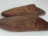 deux paires de chaussures posées sur une surface blanche
