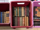 deux bacs contenant des livres, posés sur une table