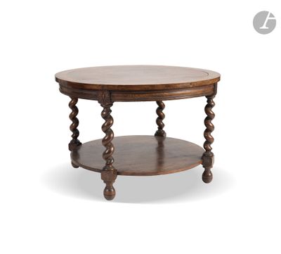 une table ronde en bois surmontée d'une étagère en bois