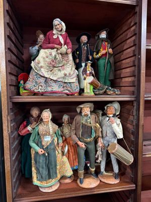 de nombreuses figurines posées sur une étagère dans un coin de la pièce