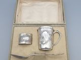une image représentant une tasse et une cuillère en argent dans une boîte