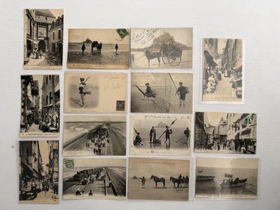 de nombreuses vieilles photos de personnes et d'animaux accrochées au mur