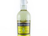 une bouteille de liqueur de citron Chartreuse sur fond blanc