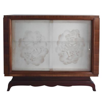Bahut bar 1940 en acajou blond, vitres sablées à motifs de j…