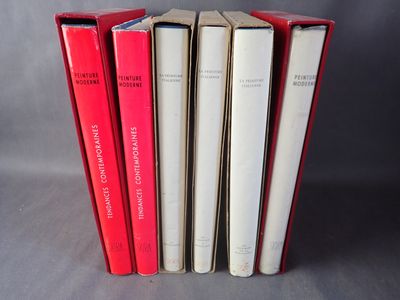 trois livres sont empilés sur une table