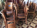 tout un tas de chaises en bois disposées dans une pièce