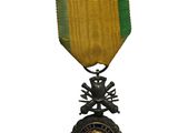 une image représentant une médaille sur laquelle figurent un crâne et des os croisés