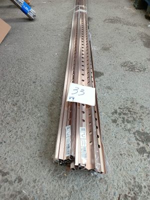 un long rail métallique posé à même le sol
