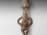une figurine en bronze représentant un homme coiffé d'un chapeau