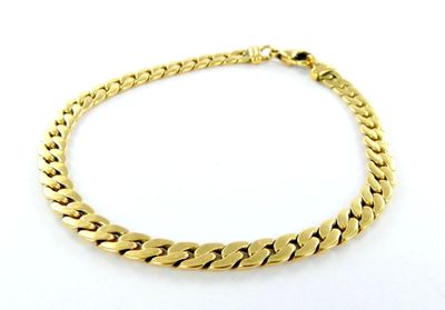 un bracelet en or jaune à maillons de type « curb » sur fond blanc