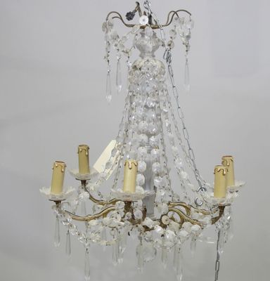 une image d'un lustre en cristal suspendu au plafond