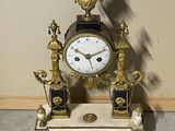 une horloge posée sur une table