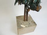 une sculpture représentant un arbre, réalisée en métal