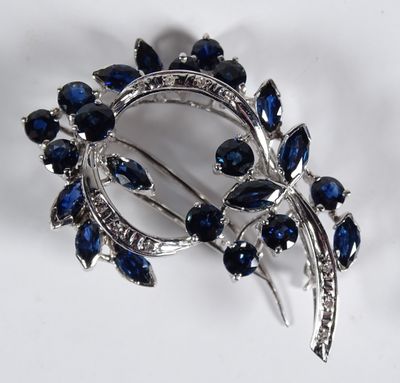 BROCHE en argent (800) ornée de petites pierres bleues.