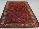 un tapis rouge et marron avec un motif