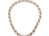 un collier en or avec un maillon torsadé sur fond blanc