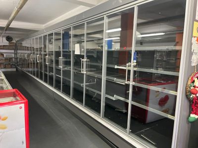 Environ 13 mètres linéaires de vitrines réfrigérées (HS)