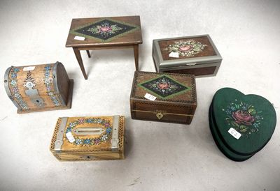 cinq petites boîtes et une table sur laquelle se trouve une boîte en forme de cœur