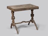 une vieille table en bois avec un plateau et des pieds en bois