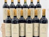 six bouteilles de vin rouge sont alignées